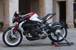 102814-2015-mv-agusta-brutale-dragster-800-rr-as3y4735